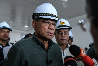 Saifuddin Nasution memberi penerangan pada sidang media selepas meninjau projek Pusat Kemudahan Perniagaan KEDA pada Sabtu. Foto Bernama