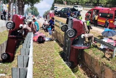 Seorang wanita warga emas maut manakala tiga ahli keluarganya cedera selepas kereta dinaiki mereka terbabas jatuh ke dalam longkang di Taman Bertam Impian pada Sabtu. Foto tular