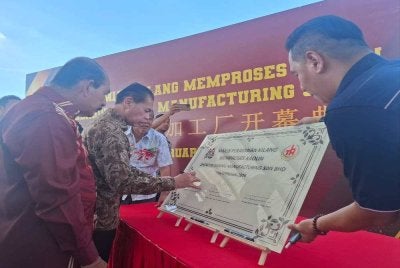 Mohamad Fariz menandatangani plak sebagai gimik perasmian Kilang Memproses Kaolin Zhengde Mining Manufacturing Sdn Bhd pada Sabtu.