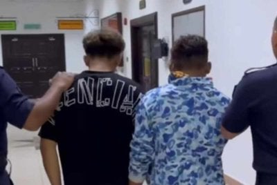 Kedua-dua tertuduh ketika hadir ke Mahkamah Sesyen Kuching.