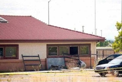 Keadaan rumah mayat Return to Nature Funeral Home di mana pasangan Hallford menyimpan 191 mayat reput dan menipu keluarga si mati serta kerajaan. Foto Muskogee County Sheriff's Office