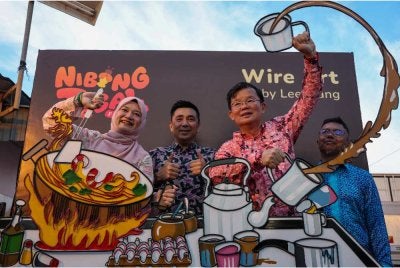 Fadhlina (kiri) bergambar bersama Ketua Menteri Pulau Pinang, Chow Kon Yeow (kanan) pada Nibong Tebal Festival di Jalan Pasar Lama pada Sabtu. Foto Bernama