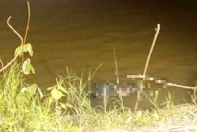 Dua mayat lelaki masing-masing ditemukan terapung pada jarak 100 meter antara satu sama lain di Sungai Kelantan berhampiran Kampung Pasir Pekan, Wakaf Bharu di Tumpat pada Jumaat. Foto PDRM