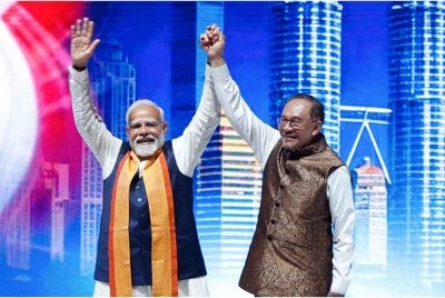 Anwar (kanan) bersama Modi (kiri) pada Program Bersama Komuniti India sempena lawatan rasmi dua hari Perdana Menteri India ke Malaysia di Pusat Konvensyen dan Pameran Antarabangsa Mines (MIECC) pada Sabtu. Foto Bernama