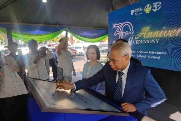Sivanesan menyempurnakan Sambutan Ulang Tahun ke-30 Hospital Pantai Ipoh, pada Sabtu.