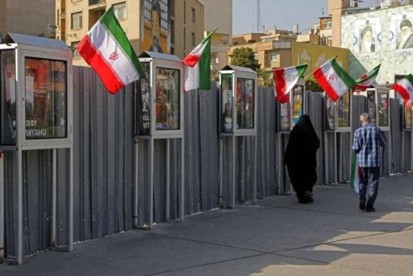 Kedutaan Maya Amerika Syarikat (AS) di Iran pada Jumaat mengeluarkan amaran keselamatan dan menggesa rakyat mereka supaya segera meninggalkan negara tersebut. 