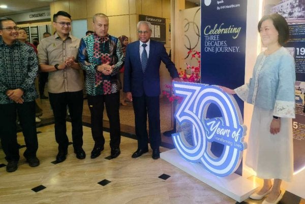 Sivanesan (empat dari kiri) ketika menyempurnakan Sambutan Ulang Tahun ke-30 Hospital Pantai Ipoh pada Sabtu.