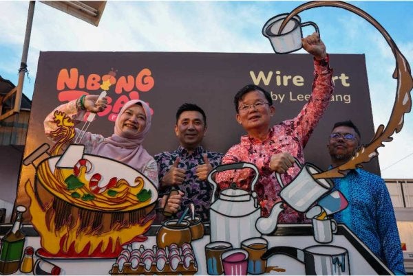 Fadhlina (kiri) bergambar bersama Ketua Menteri Pulau Pinang, Chow Kon Yeow (kanan) pada Nibong Tebal Festival di Jalan Pasar Lama pada Sabtu. Foto Bernama