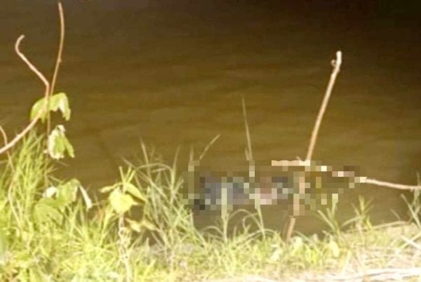 Dua mayat lelaki masing-masing ditemukan terapung pada jarak 100 meter antara satu sama lain di Sungai Kelantan berhampiran Kampung Pasir Pekan, Wakaf Bharu di Tumpat pada Jumaat. Foto PDRM