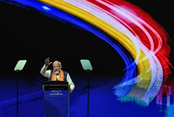 Modi berucap dengan penuh tumpuan pada Program Bersama Komuniti India sempena lawatan rasmi dua hari beliau ke Malaysia di Pusat Konvensyen dan Pameran Antarabangsa Mines (MIECC) pada Sabtu. Foto Bernama