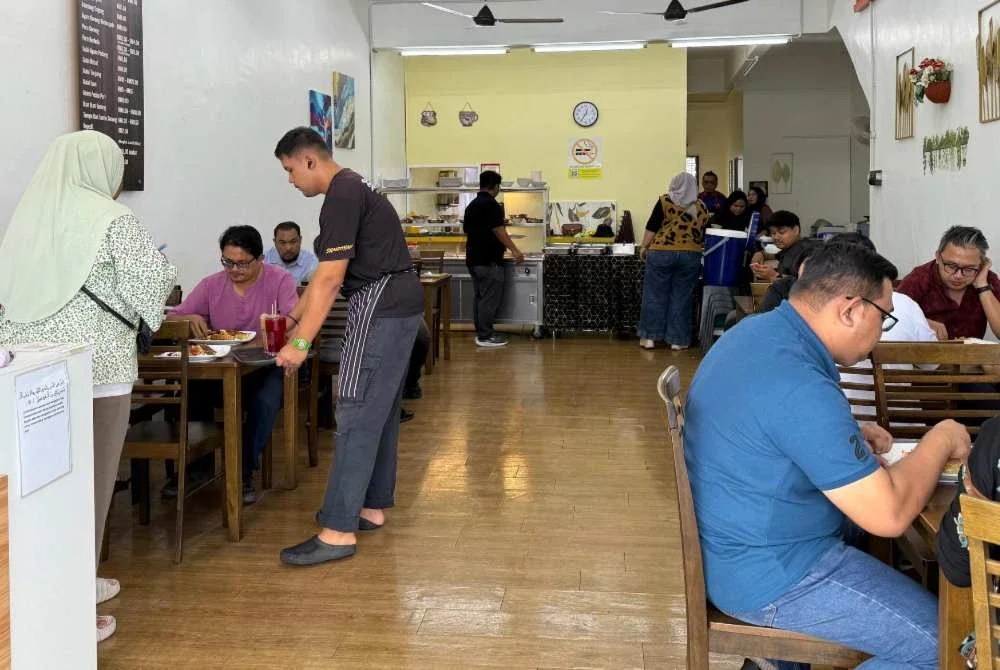 Kedai yang kebiasaan lengang kembali meriah dengan kehadiran Noor Helmy pada Jumaat.