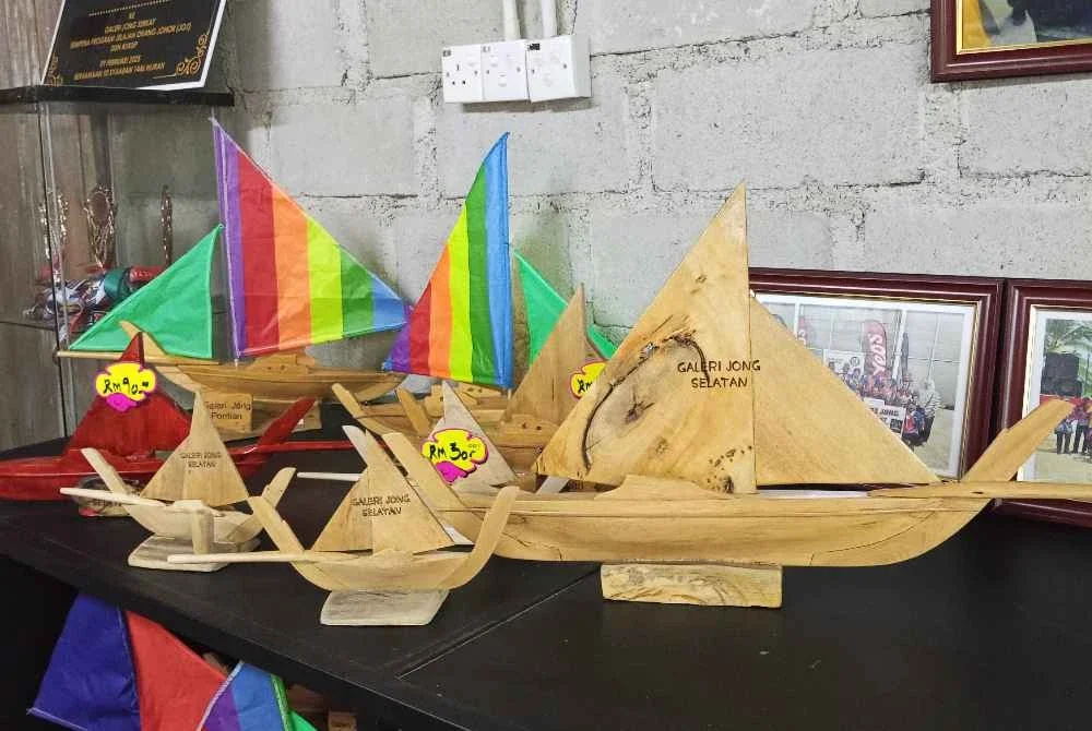 Jong bersaiz mini dijadikan hiasan Dan kini menjadi produk pelancongan daerah Pontian.