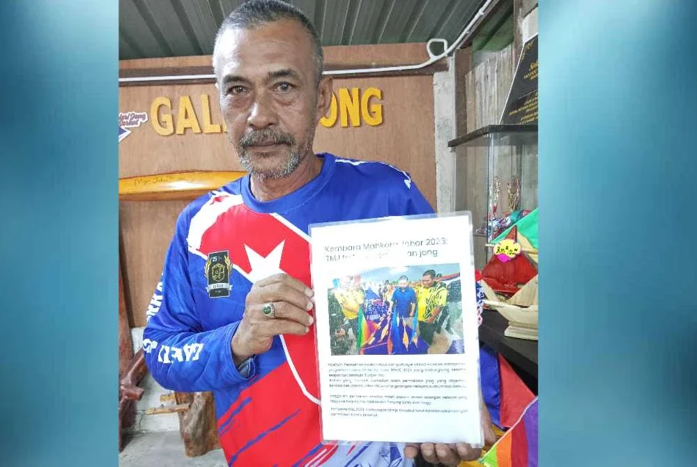 Abdul Rahman menunjukkan keratan akhbar mengenai jong ketika Kembara Mahkota Johor 2023.