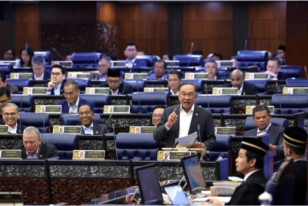 Anwar ketika Sesi Penerangan Khas mengenai isu jajaran sempadan Malaysia–Indonesia di Bangunan Parlimen pada Rabu lalu. Foto Bernama