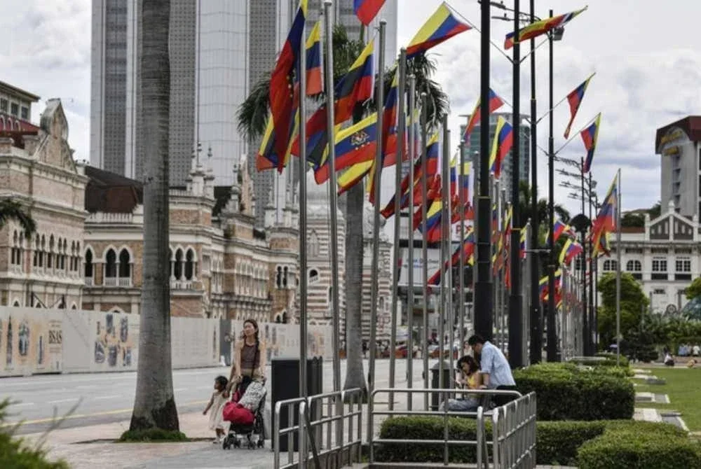 Deretan bendera Wilayah Persekutuan mewarnai kawasan sekitar Dataran Merdeka sempena sambutan Hari Wilayah Persekutuan 2025. Gambar hiasan Foto Bernama