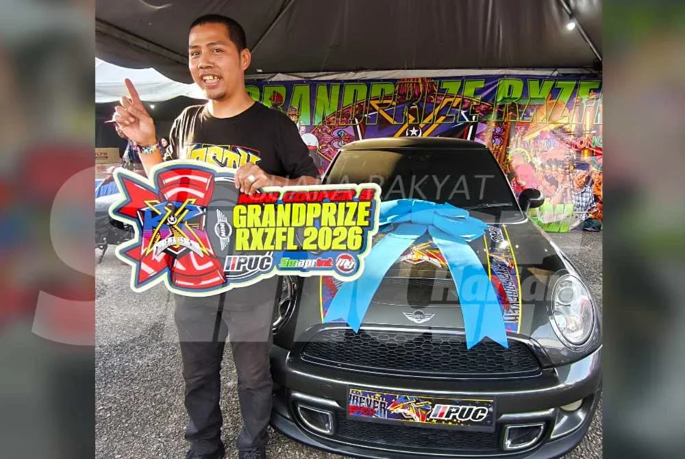 Che Mohd Ayub gembira diumumkan sebagai penerima utama hadiah cabutan bertuah semasa himpunan permotoran RXZ Forever Legend, sekali gus berjaya membawa pulang sebuah kereta jenis Mini Cooper. Foto: Hazelen Liana Kamarudin