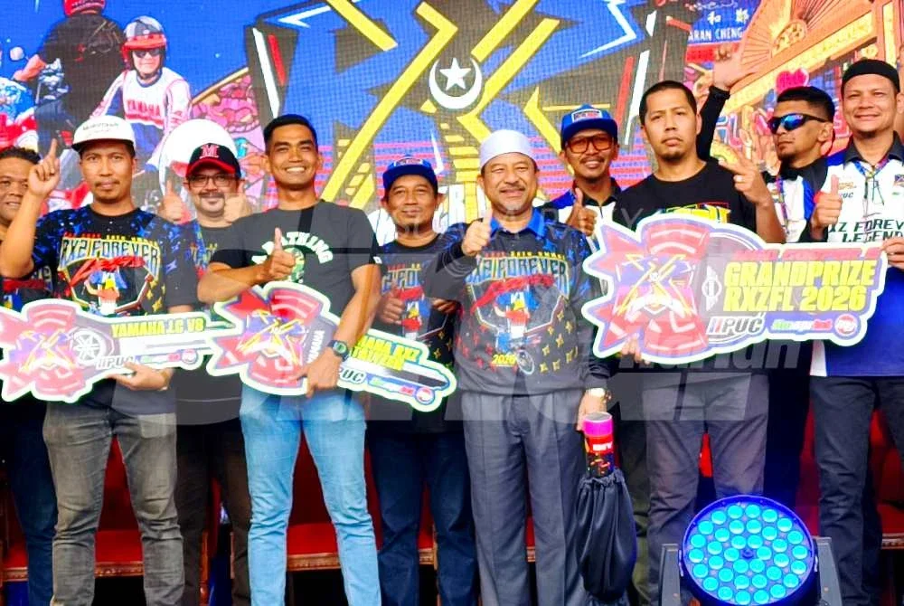 Che Mohd Ayub (dua dari kanan) merupakan antara kira-kira 20,000 peminat sukan bermotor dari seluruh negara yang hadir memeriahkan himpunan permotoran RXZ Forever Legend. Foto: Hazelen Liana Kamarudin