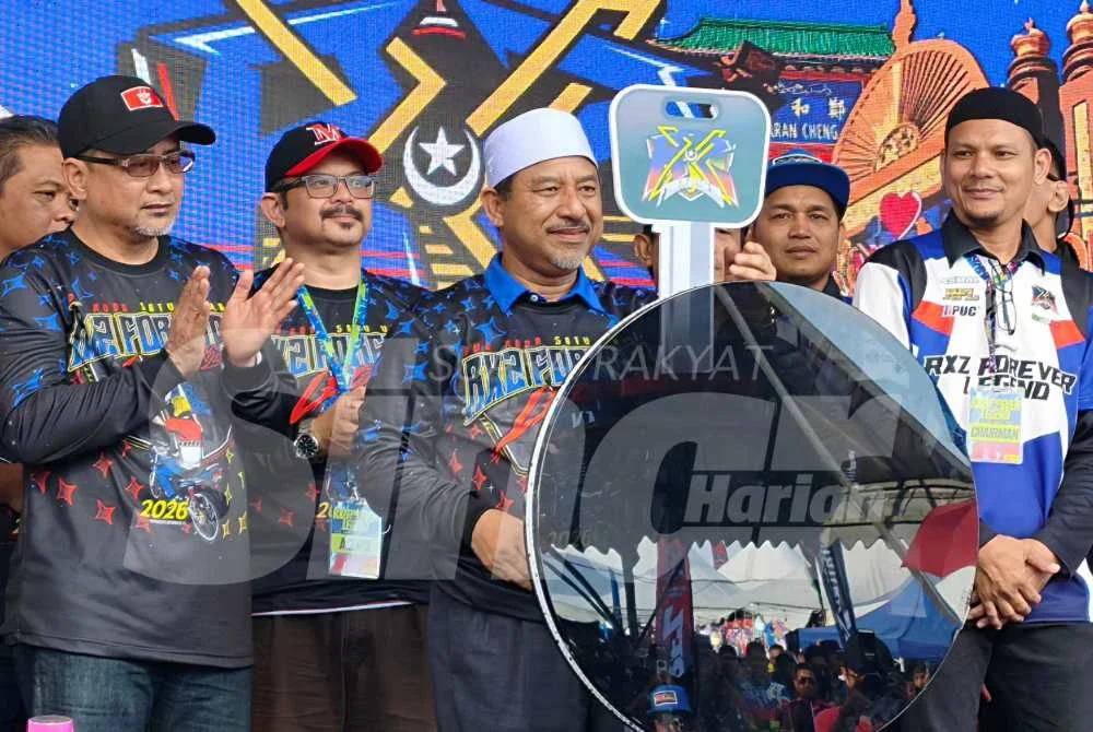 Mohd Misuari (dua dari kiri) bersama Mohd Nassuruddin (tiga dari kiri) semasa Majlis Penutup RXZ Forever Legend di RTC Tunjung, Kota Bharu. Foto: Hazelen Liana Kamarudin
