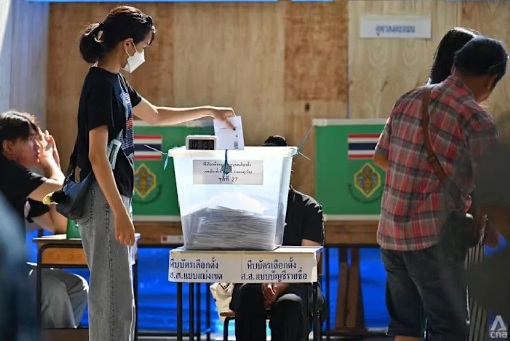 Rakyat Thailand keluar ke pusat mengundi di seluruh negara pada Ahad bagi memilih 500 Ahli Dewan Perwakilan - Foto: CNA