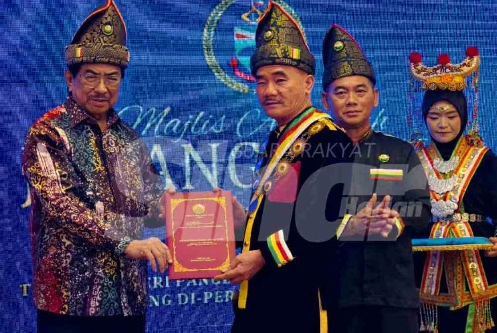 Ruslan (tiga dari kanan) menerima penganugerahan sebagai Janang Gayuh oleh Tun Musa (kiri) di Beaufort.