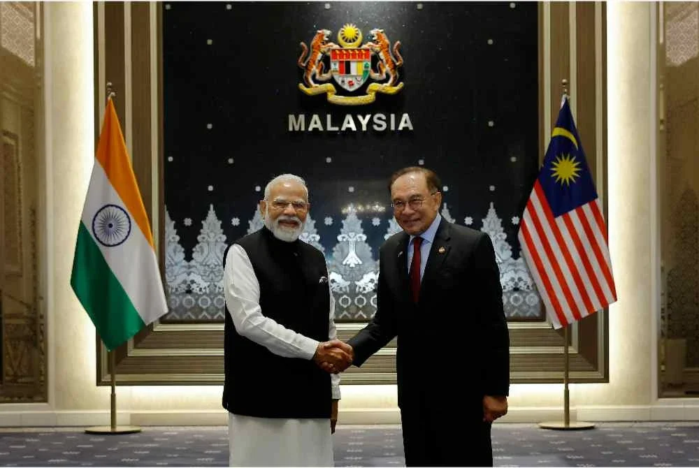 Anwar menyambut ketibaan Modi ke Kompleks Seri Perdana sempena lawatan rasmi dua hari Perdana Menteri India ke Malaysia - Foto: Bernama