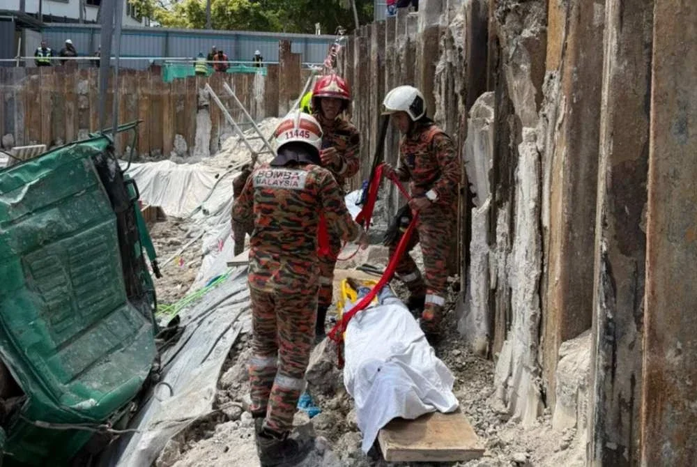Mangsa maut di lokasi kejadian dipercayai akibat tersepit di tempat pemandu. Foto: JBPM Pulau Pinang