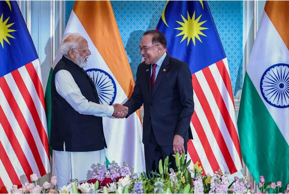 Anwar (kanan) mengadakan mesyuarat empat mata bersama rakan sejawatnya dari India, Narendra Modi di Komplek Sri Perdana, hari ini. - Foto: Bernama