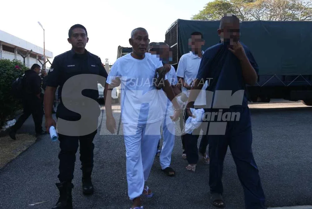 Yusof (dua dari kiri) dibawa ke Mahkamah Majistret Jitra pada Ahad.