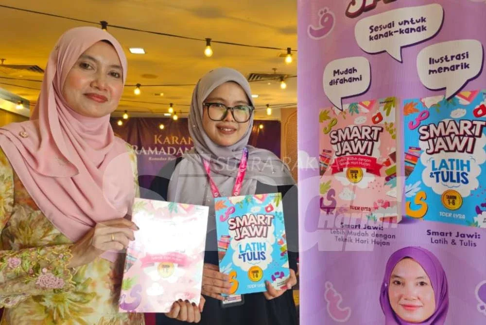 Afifa Naqiah bersama penulis, Tcer Lysa (kiri) menunjukkan karya Smart Jawi untuk yang dijual pada Karangkraf Ramadan Bookfest.