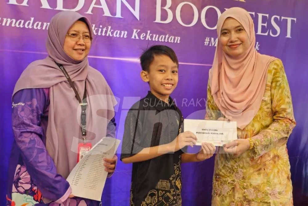 Tcer Lysa (kanan) menyampaikan hadiah tempat pertama kepada Abdullah Fateh.