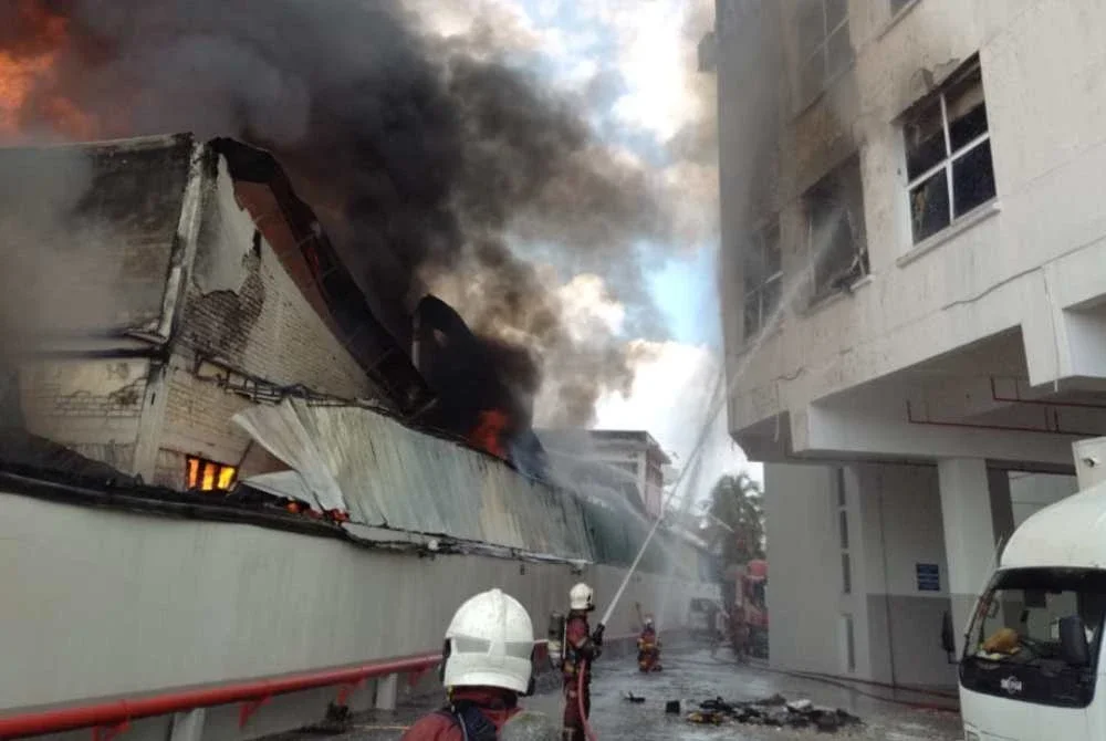 Anggota bomba sedang menjalankan usaha memadamkan kebakaran pada Ahad.