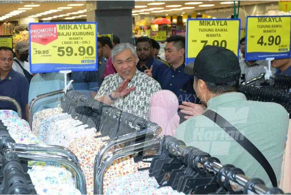Ahmad Zahid beramah mesra dengan orang ramai pada Majlis Pelancaran Mega Rahmah Ramadan dan Kasih Syawal di Mydin USJ pada Ahad. Foto SINAR HARIAN / MOHD HALIM ABDUL WAHID