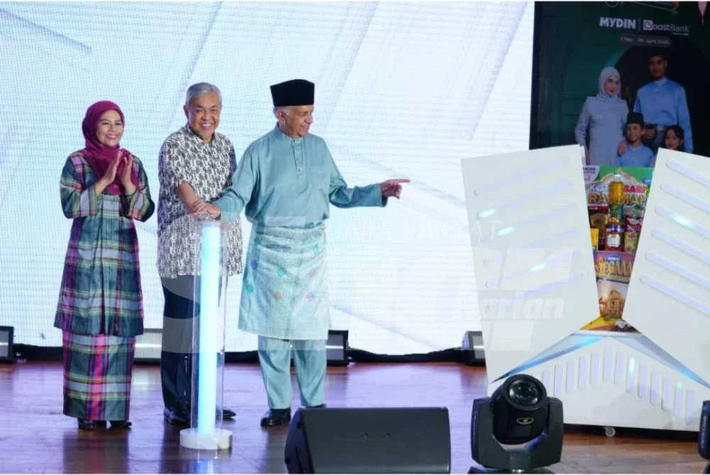 Ahmad Zahid (tengah) sambil diperhatikan Menteri Perladangan dan Komoditi, Datuk Seri Dr Noraini Ahmad (kiri) Ameer Ali (kanan) melancarkan Mega Rahmah Ramadan dan Kasih Syawal di Mydin USJ Ahad. Foto SINAR HARIAN / MOHD HALIM ABDUL WAHID