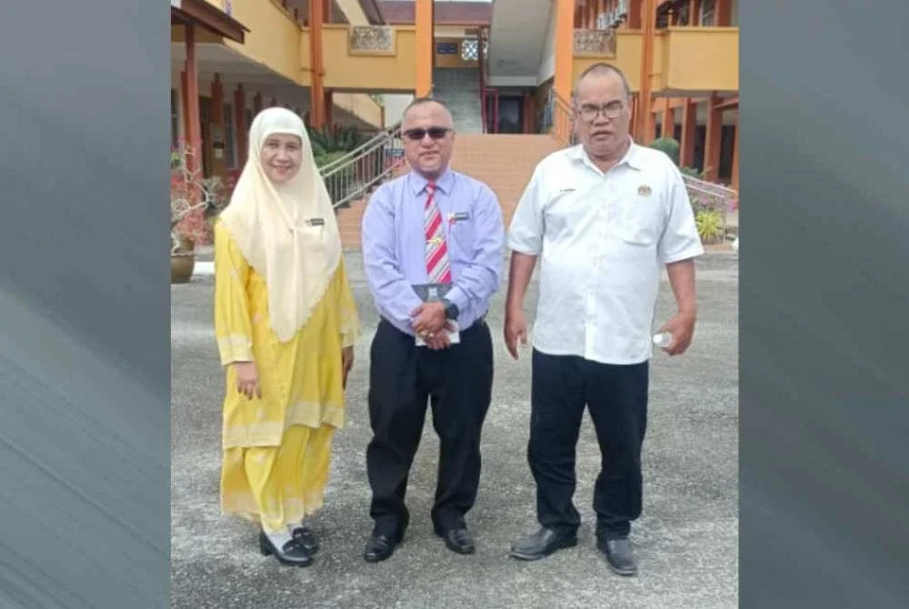 Guru Besar SK Bukit Awang, Wan Azah Wan Ismail (kiri) menyambut Penasihat Jawatankuasa Penaja Persatuan Alumni SKBA, Dr Mustafa Ahmad, dan Pengerusi Jawatankuasa Penaja Persatuan Alumni SKBA, Zurkurnan Haji Yusoff, dalam lawatan rasmi Persatuan Alumni SKBA ke SKBA pada 8 Februari lalu. .