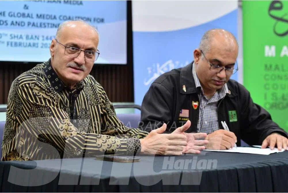 Ketua Biro Al Jazeera Malaysia, Sameer Allawi ketika berucap dalam bengkel 'Menangani Naratif Genosid Gaza dan Palestin oleh Media Barat-Israel: Peranan Media Malaysia’ di Kompleks Karangkraf pada Ahad. 