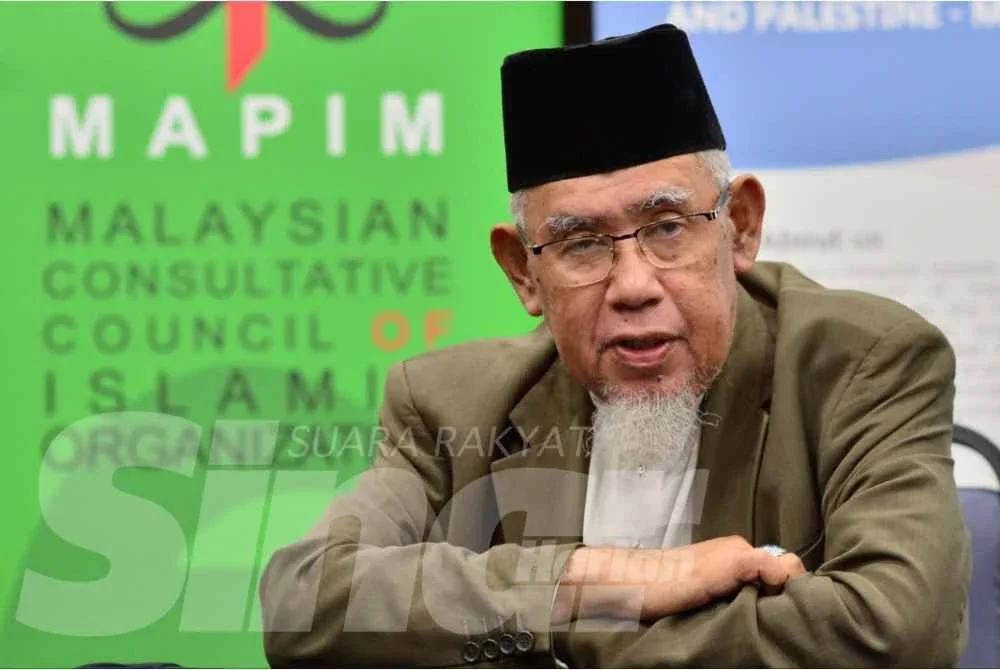 Mohd Azmi membentangkan analisis 'Menangani Naratif Genosid Gaza dan Palestin oleh Media Barat-Israel: Peranan Media Malaysia’ di Kompleks Karangkraf pada Ahad.