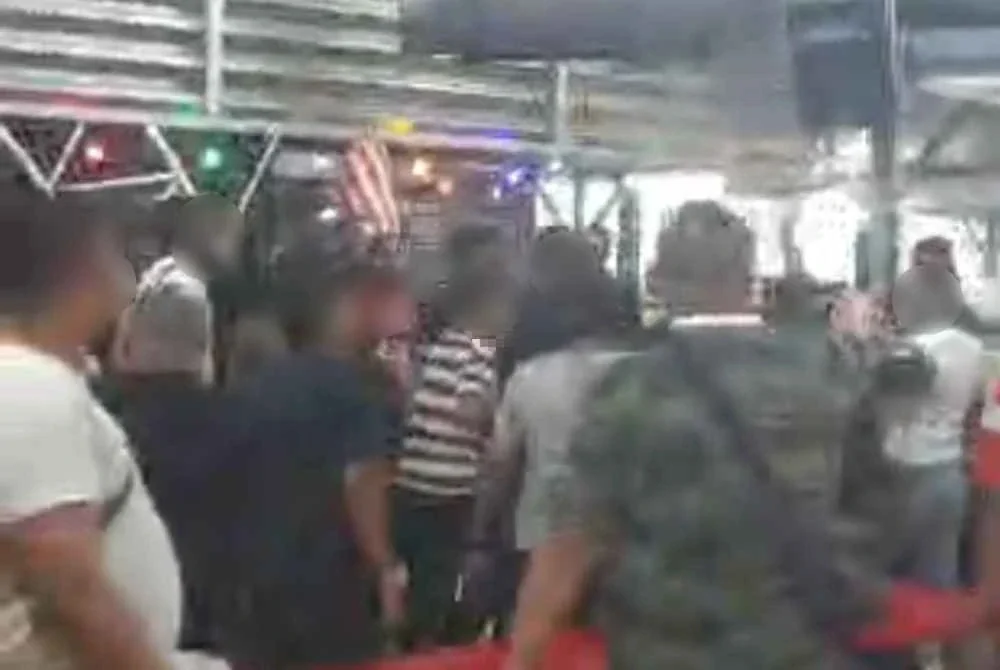 Tangkap layar video tular memaparkan pergaduhan di sebuah kafe di Taman Beringin, Kuala Lumpur pada Jumaat.