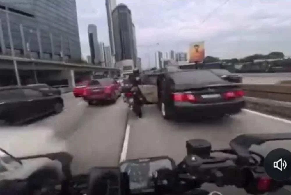 Tular video di media sosial memaparkan sebuah motosikal melanggar pintu kereta yang dipercayai dibuka secara tiba-tiba di sebuah lokasi di ibu kota.