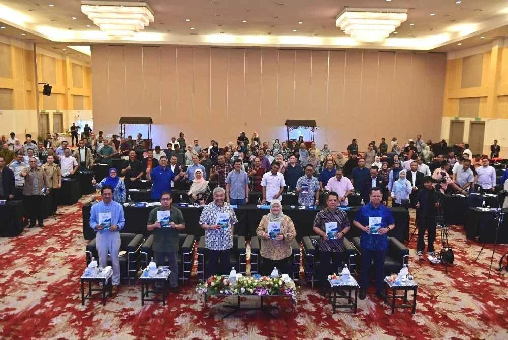 Ahmad Zahid (tiga dari kiri) ketika menghadiri dan menyempurnakan Majlis Pemukiman Kementerian Kemajuan Desa dan Wilayah (KKDW) 2026 di Kuala Nerus pada Ahad.