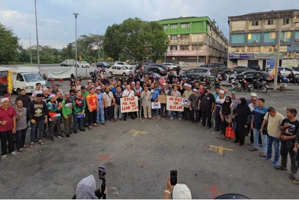 Sebahagian penduduk yang hadir pada perhimpunan tuntutan pembatalan sepenuhnya cadangan ladang babi di Bukit Tagar, Hulu Selangor pada Ahad.