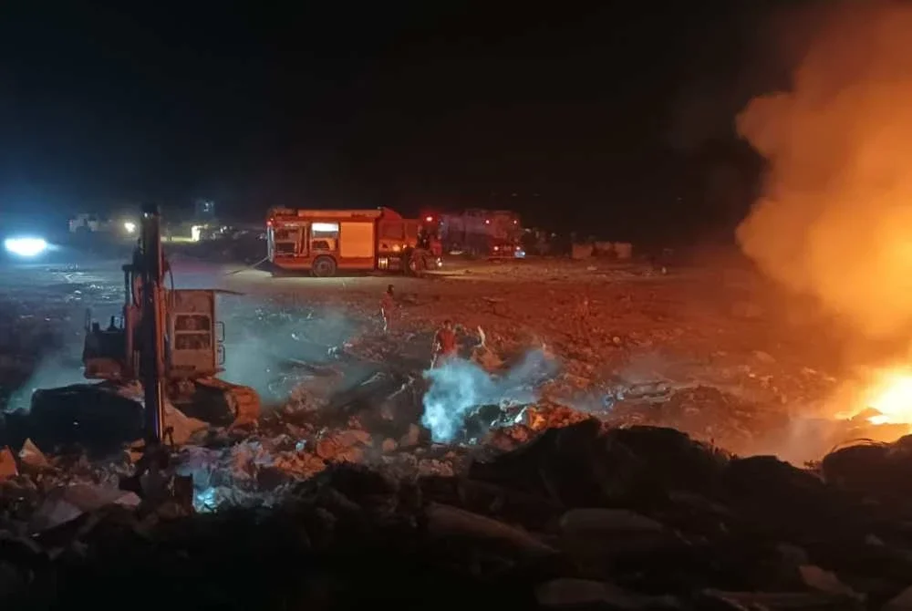 Pasukan bomba sedang bertungkus-lumus memadam kebakaran di lokasi kejadian.