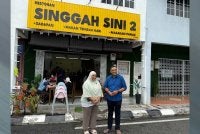 Syaza (kiri) terharu mendapat sokongan moral Noor Helmy.