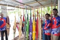 Mohd Farid (kanan) bersama Nur Ikram (tengah) dan Abdul Rahman menunjukkan jong yang dipamerkan di Galeri Jong Serkat.