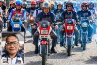 Mohd Nassuruddin (depan, tengah) meluangkan masa menunggang motosikal RXZ bersama peserta pada Majlis Penutup RXZ Forever Legend. Foto: MB. Gambar kecil: Muhamad Huzaifah