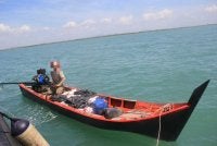 Bot PERKASA 1226 berjaya memintas bot kayu tersebut dan pemeriksaan mendapati seorang lelaki warga Thailand berada di atas bot tanpa sebarang dokumen pengenalan diri yang sah. Foto: Maritim Malaysia