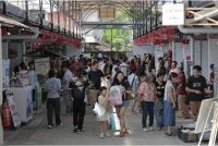 Orang ramai mengambil peluang merasai pengalaman pertama mereka di pasar kandang kuda pertama seumpamanya di Asia.