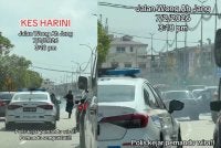 Tangkap layar video aksi polis bertindak mengejar dan menghalang suspek melarikan diri selepas terlibat kemalangan dengan beberapa kenderaan lain di Jalan Dato’ Wong Ah Jang pada Sabtu.