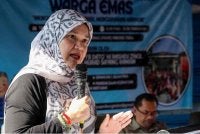 Fadhlina Sidek menyampaikan ucapan pada Program Semarak Sejahtera Warga Emas di Pusat Aktiviti Warga Emas (PAWE) Nibong Tebal hari ini. - Foto: Bernama
