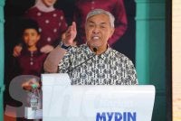 Ahmad Zahid ketika berucap pada Majlis Pelancaran Mega Rahmah Ramadan dan Kasih Syawal di Mydin USJ pada Ahad. Foto Sinar Harian - MOHD HALIM ABDUL WAHID