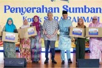 Ahmad Zahid (empat dari kanan) bersama Menteri Perladangan dan Komoditi, Datuk Seri Dr Noraini Ahmad (tiga dari kiri) dan Ameer Ali (tiga dari kanan) bergambar bersama penerima kotak SARA Rahmah. Foto SINAR HARIAN / MOHD HALIM ABDUL WAHID